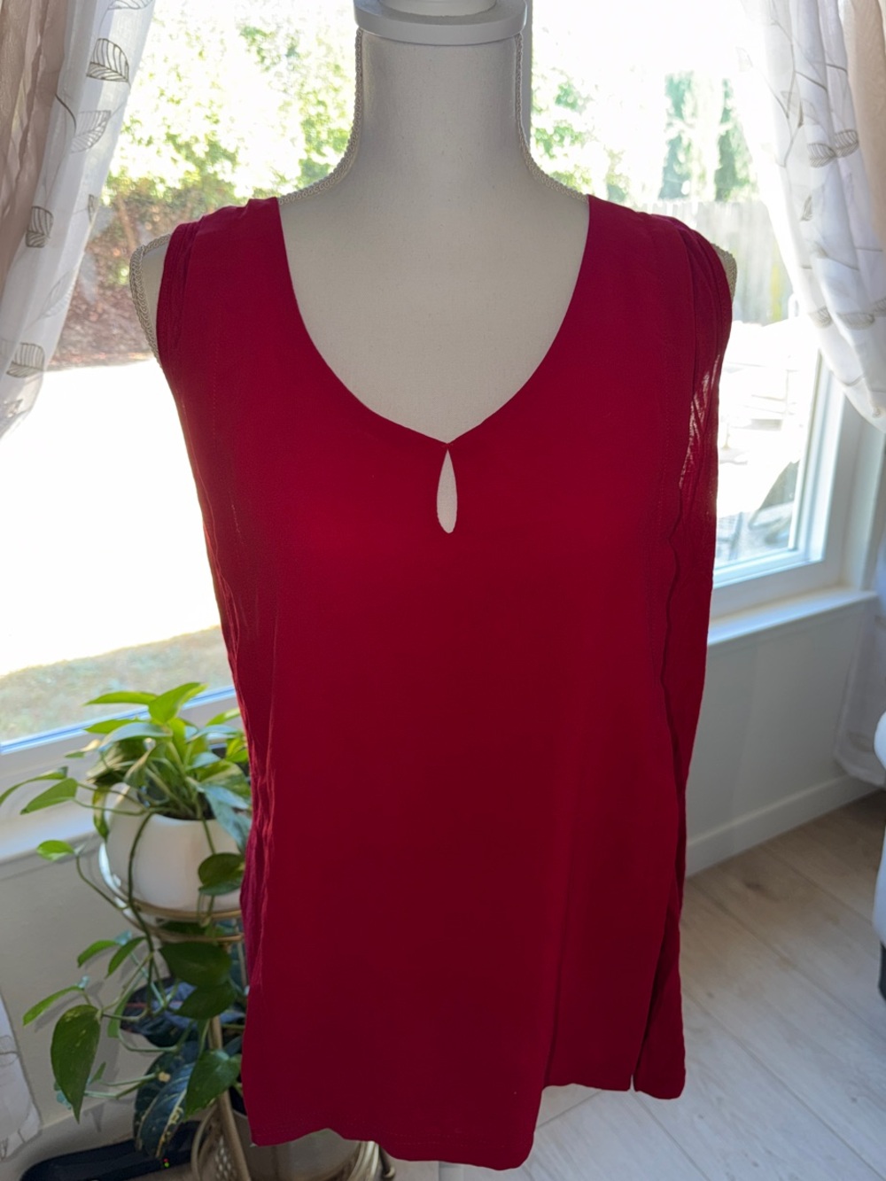 Forever 21 Red Sleeveless V-Neck Keyhole Camisole